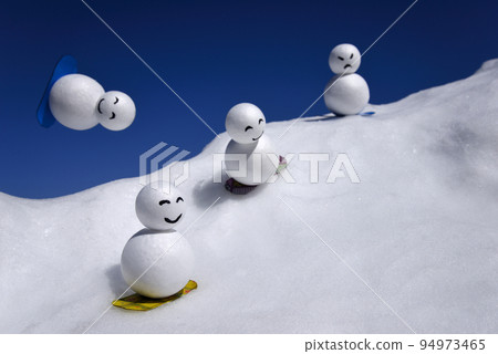 Snow Dharma 角色在滑雪板上滑下斜坡 94973465
