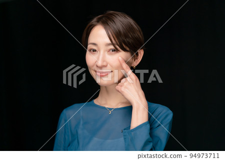 女性黑色背景 94973711