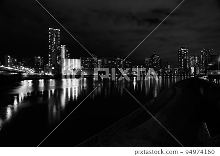 Monochrome night view of Sumida River 94974160