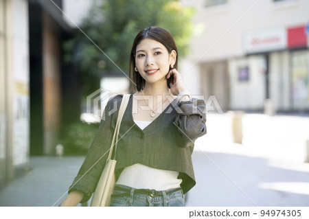 A young lady walking in the city 94974305