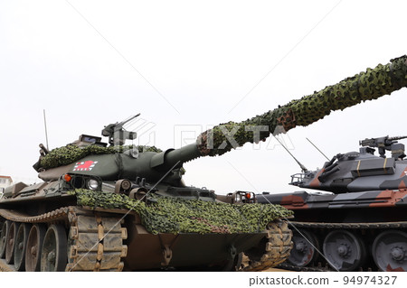 駐軍節上展出的日本陸上自衛隊 74 型坦克 94974327