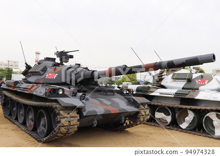 陸上自衛隊 74 式坦克，具有多種偽裝 94974328