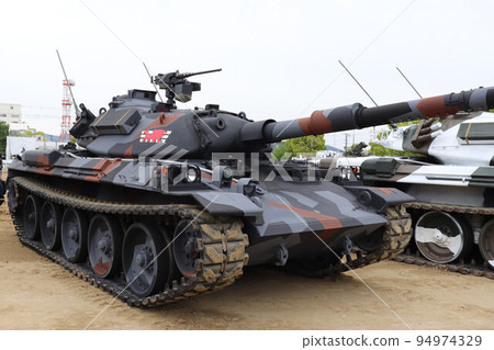 陸上自衛隊 74 式坦克，具有多種偽裝 94974329