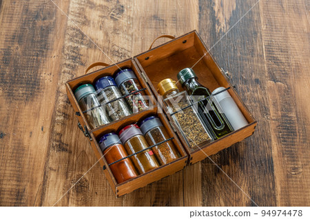香料盒 古色古香的手工香料盒 94974478