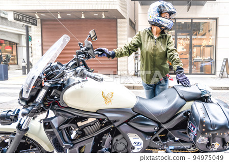 A female rider riding a large American motorcycle to shop at Yokohama Motomachi Shopping Street A female rider riding a large American motorcycle to shop at Yokohama Motomachi Shopping Street 94975049