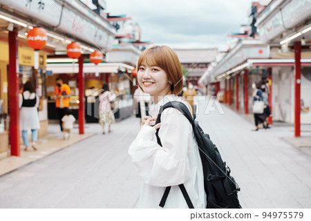 淺草觀光的女人 94975579