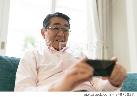 Content distribution for seniors 94975837