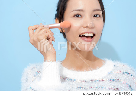 20多歲的女性化妝 94976042