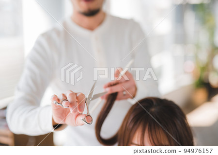 由魅力四射的美髮師剪裁 94976157