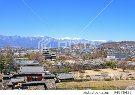 Spring Matsumoto Castle and North Alps 94976422