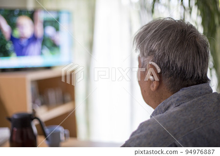 帶著助聽器生活的日本老人 94976887