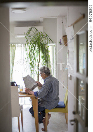 Japanese senior man living with a hearing aid 94976892