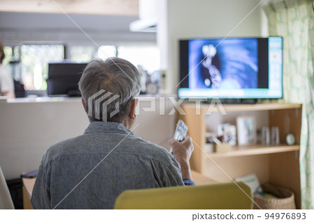 Japanese senior man living with a hearing aid 94976893