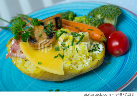 Potato baked with bacon, mushrooms 94977128