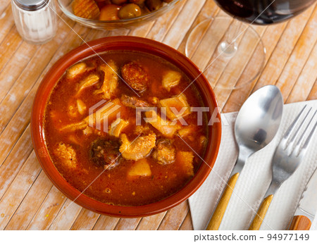 Callos a la Madrilena served on wooden table Callos a la Madrilena served on wooden table 94977149