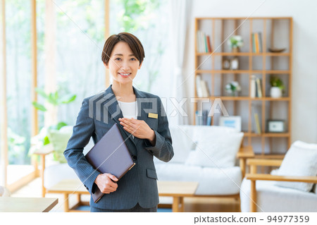 Middle-aged woman in the real estate industry　 94977359