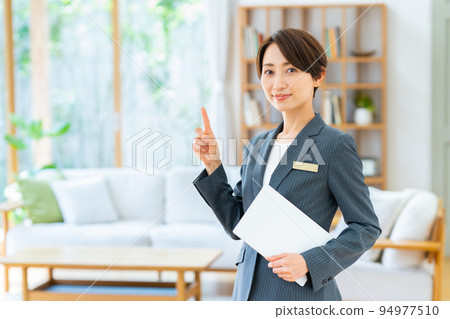 A middle-aged business woman who sells real estate 94977510