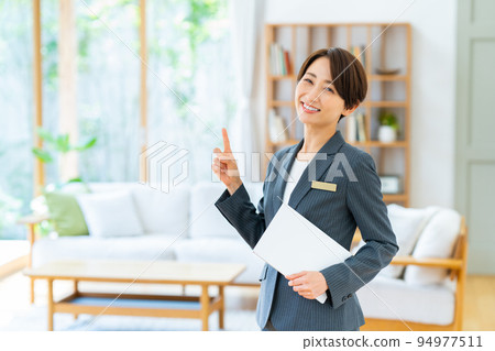 賣房地產的中年女商人 94977511