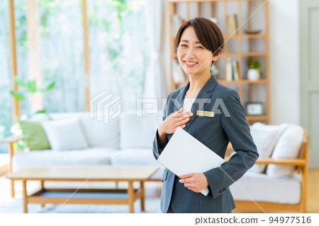 A middle-aged business woman who sells real estate 94977516