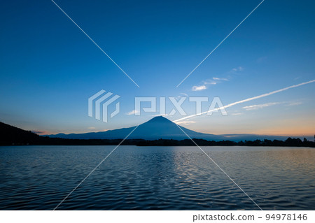 靜岡縣富士宮市狸貓湖的壯麗富士山 94978146