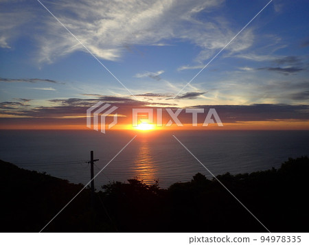 The setting sunset The setting sunset 94978335