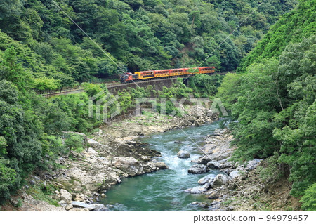 穿越保津峽的嵯峨野觀光列車 穿越保津峽的嵯峨野觀光列車 94979457