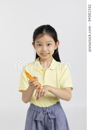 Korean young girl wearing gym clothes in white background studio__squeeze sun cream on the hand 94981592