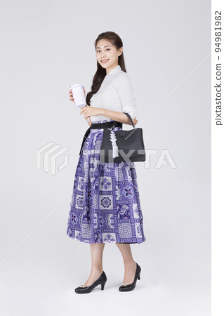 beautiful Korean woman in 20s wearing modern Hanbok_holidng a tumbler 94981982