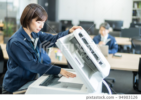 數字化文件的年輕女子 數字化文件的年輕女子 94983126