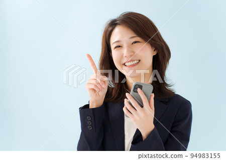 一個穿著西裝的女人拿著智能手機 94983155