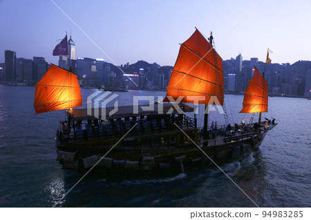 在昏暗的維多利亞灣航行的海灣觀光船“ Aqualna” 94983285