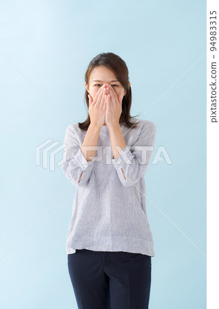 Portrait of a woman in her 30s Portrait of a woman in her 30s 94983315