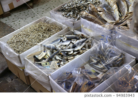 鹽乾魚（火腿）在香港西部的德助出售。平民百姓的品位現在是高尚的 94983943