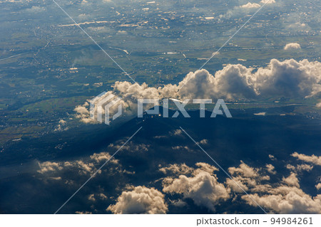 黃昏的飛機窗外（水平構圖） 94984261