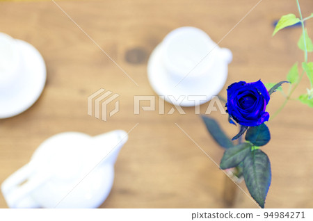 客廳桌上的藍玫瑰和白杯 客廳桌上的藍玫瑰和白杯 94984271