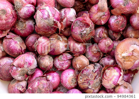 Red onions in plenty on display at local farmer's market, Big fresh red onions background Red onions in plenty on display at local farmer's market, Big fresh red onions background 94984361