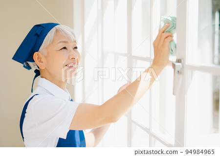 清潔窗戶的管家高級婦女 清潔窗戶的管家高級婦女 94984965