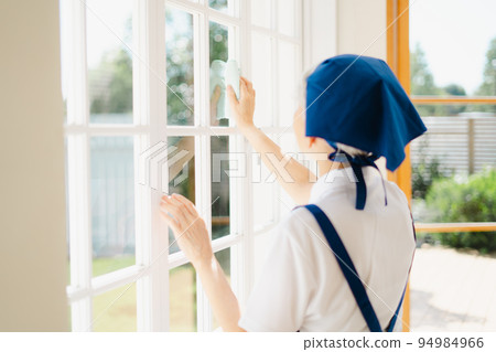 清潔窗戶的管家高級婦女 清潔窗戶的管家高級婦女 94984966