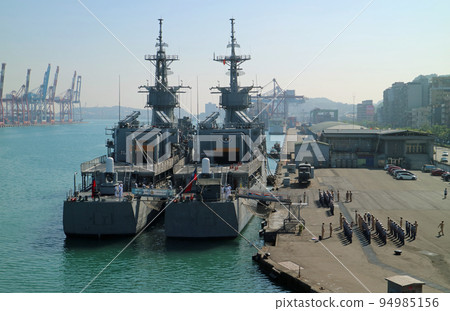 一艘停泊在台灣出海門戶基隆港的驅逐艦 94985156