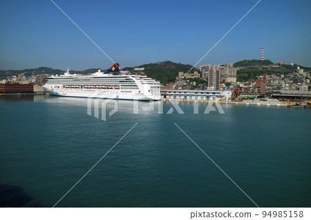 一艘遊輪停靠在台灣出海門戶基隆港 94985158