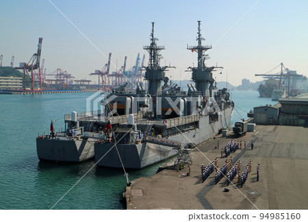 一艘停泊在台灣出海門戶基隆港的驅逐艦 94985160