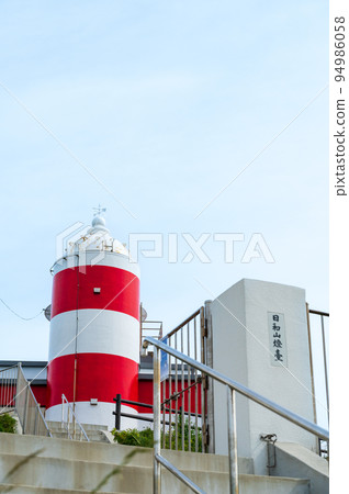 以醒目的紅白圖案保護海上安全的日和山燈塔｜北海道小樽市 94986058