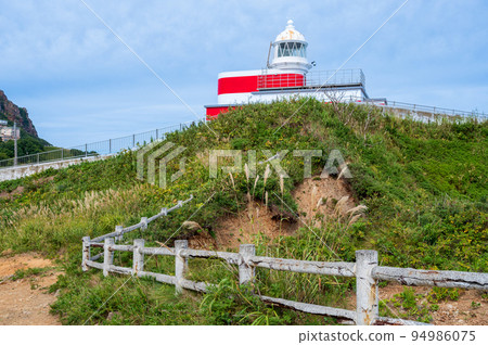 以醒目的紅白圖案保護海上安全的日和山燈塔|北海道小樽市 以醒目的紅白圖案保護海上安全的日和山燈塔|北海道小樽市 94986075