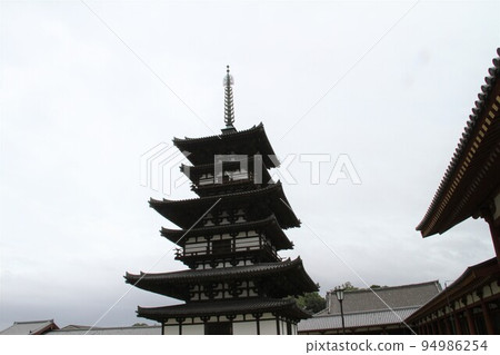 Early autumn scenery of Yakushiji Temple in Nara, one of the Seven Great Temples of Nanto Early autumn scenery of Yakushiji Temple in Nara, one of the Seven Great Temples of Nanto 94986254