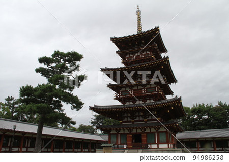 Early autumn scenery of Yakushiji Temple in Nara, one of the Seven Great Temples of Nanto Early autumn scenery of Yakushiji Temple in Nara, one of the Seven Great Temples of Nanto 94986258