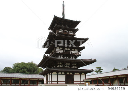Early autumn scenery of Yakushiji Temple in Nara, one of the Seven Great Temples of Nanto Early autumn scenery of Yakushiji Temple in Nara, one of the Seven Great Temples of Nanto 94986259