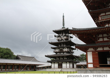 Early autumn scenery of Yakushiji Temple in Nara, one of the Seven Great Temples of Nanto Early autumn scenery of Yakushiji Temple in Nara, one of the Seven Great Temples of Nanto 94986263