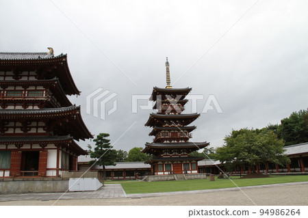 Early autumn scenery of Yakushiji Temple in Nara, one of the Seven Great Temples of Nanto Early autumn scenery of Yakushiji Temple in Nara, one of the Seven Great Temples of Nanto 94986264