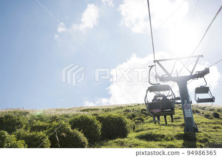 A parent and child riding a lift up Mt. Omuro (Ito City, Shizuoka Prefecture) 94986365