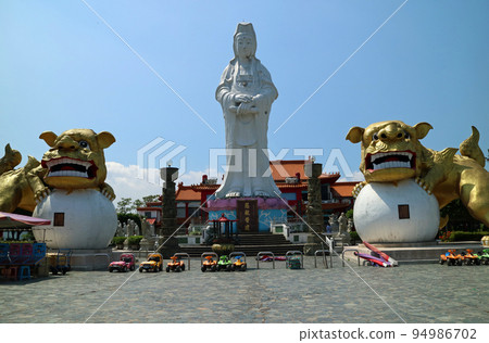 基隆中正公園標誌、兩隻看門狗和一尊觀音像 94986702